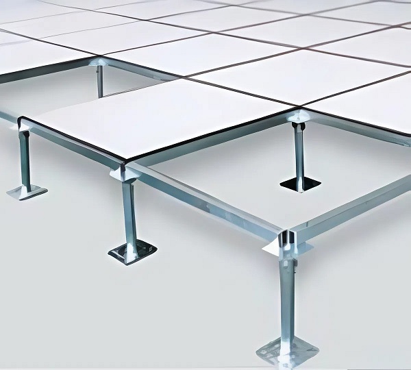 Cận cảnh thợ thi công dùng máy cưa lọng cắt lỗ tấm sàn nâng